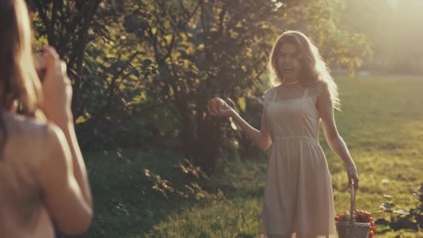 Chicas Sonrientes Luz Del Sol — Vídeos de Stock