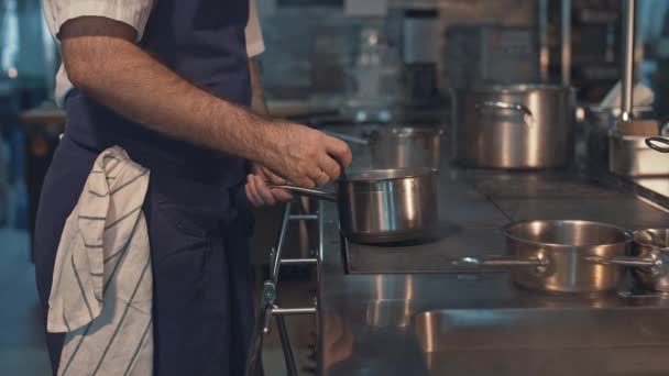 厨师在厨房工作 — 图库视频影像