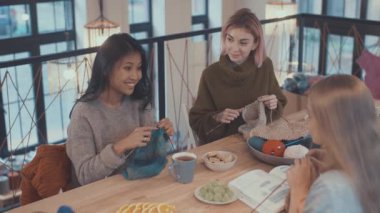 Gülümseyen kız işyerinde örgü