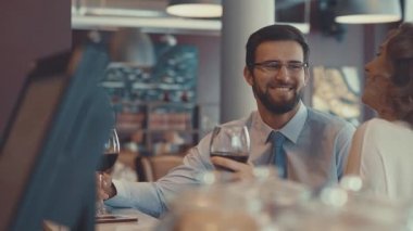 Gülümseyen çift bir Tarih