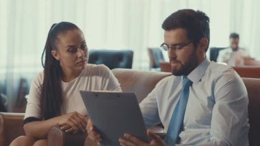 İş adamları iş yerinde