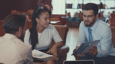 birlikte çalışan gençler