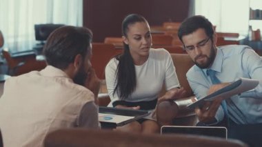 İş toplantısındaki insanlar