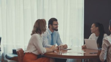 Gülümseyen uzmanları toplantısında