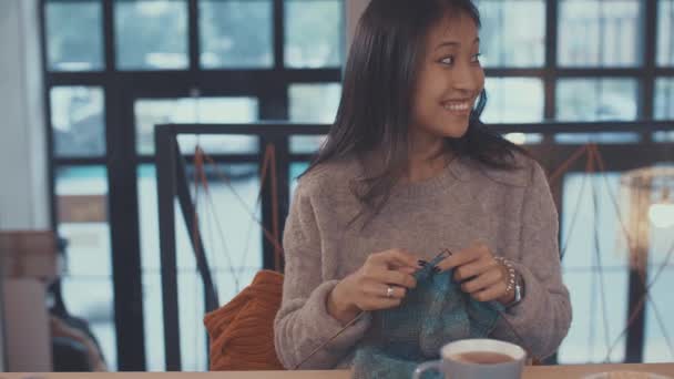 Les Jeunes Filles Dans Une Leçon Tricot — Video