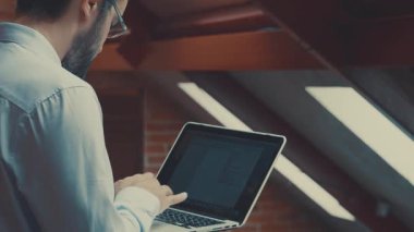 Çalışma alanı içinde laptop ile genç adam