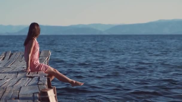 Glückliches Junges Mädchen Auf Einem Pier — Stockvideo
