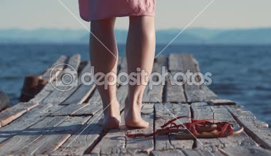 Kadın ayakları ahşap bir iskele üzerinde