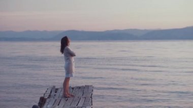 Çekici kadın gündoğumu