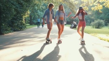 Parkta mutlu insanlar