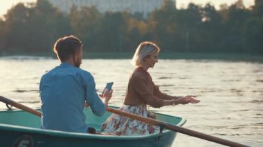 Açık havada bir tekne içinde genç Çift