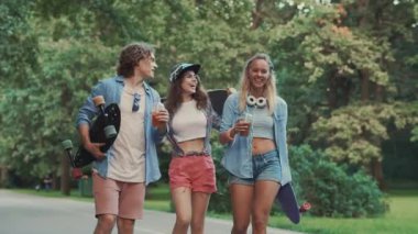 Tatil mutlu gençler