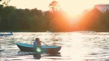 iki güneş ışığı içinde kucaklayan