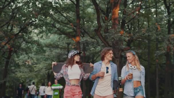 Adolescentes Sonrientes Parque — Vídeos de Stock