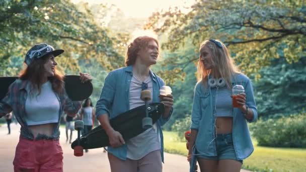 Gente Sonriente Con Patinetas Aire Libre — Vídeo de stock