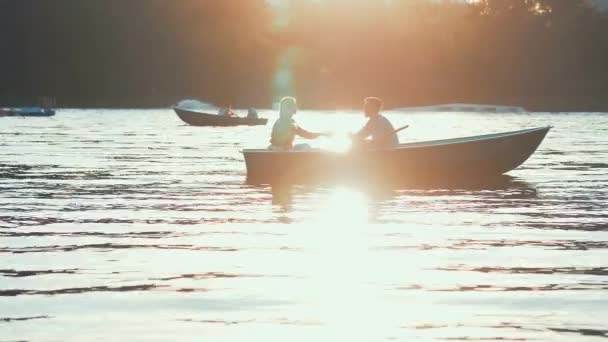 Menschen Einem Boot Bei Sonnenuntergang — Stockvideo