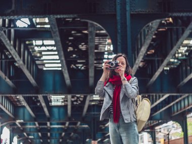 New York'ta sokakta bir retro fotoğraf makinesi olan kadın