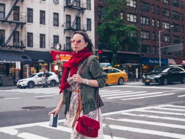 New York'ta sokakta retro bir kamera ile çekici kadın