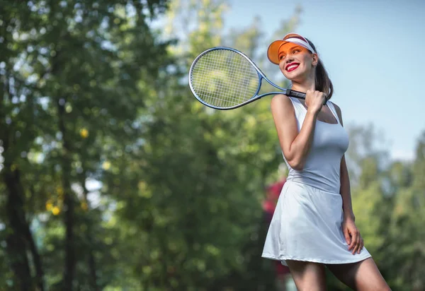 Aantrekkelijk Meisje Glimlachend Met Een Tennisracket Buitenshuis — Stockfoto