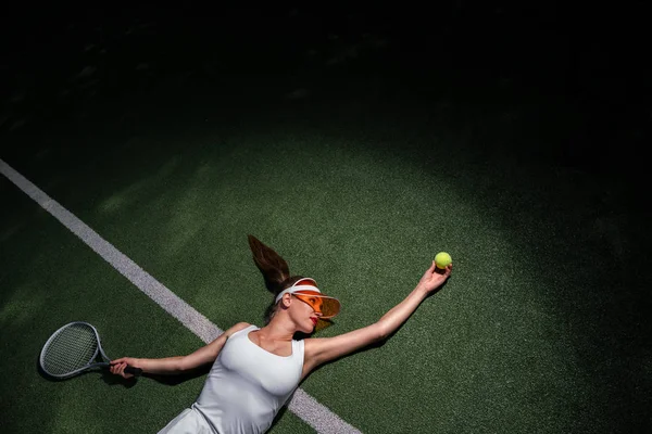 在网球场上打网球的年轻女孩 — 图库照片