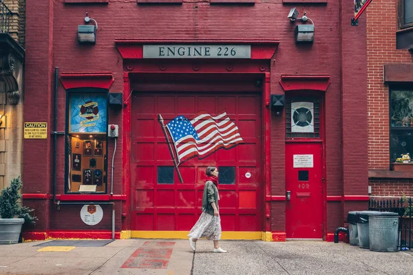 Menina Atraente Andando Cidade Nova York — Fotografia de Stock