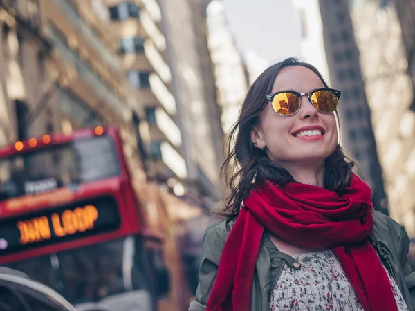 Menina Sorridente Óculos Sol Rua Nova York — Fotografia de Stock