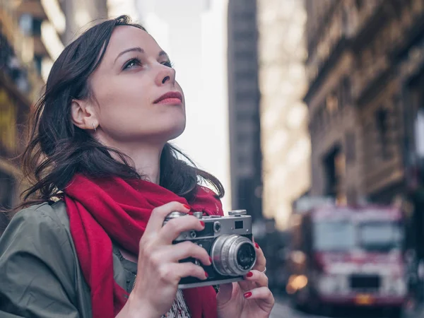 纽约街头拿着复古摄影相机的年轻女孩 — 图库照片