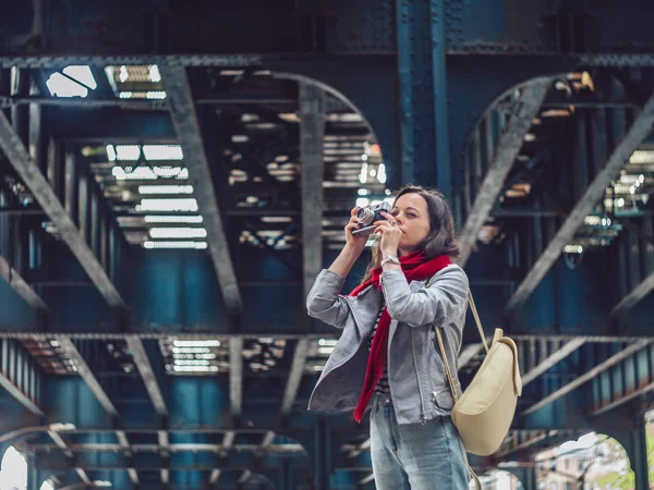 ニューヨークの街でレトロな写真カメラで若い写真家 — ストック写真