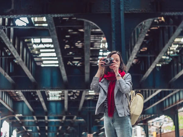 Jonge Vrouw Met Een Retro Foto Camera Straat New York — Stockfoto