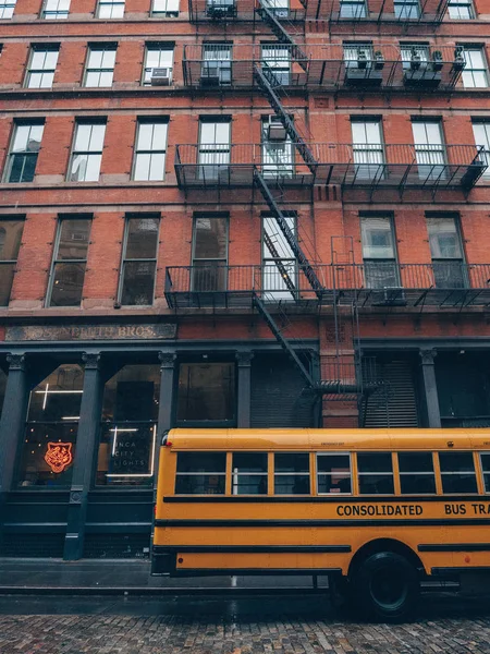 Gele Schoolbus Een Wolkenkrabber New York City Verenigde Staten — Stockfoto