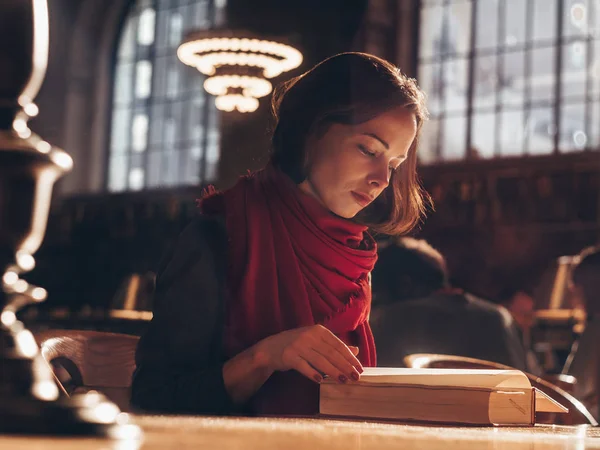 Молодой Студент Библиотеке Нью Йорка — стоковое фото
