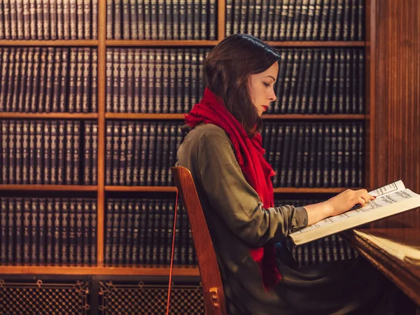 Ελκυστική Κοπέλα Διαβάζοντας Ένα Βιβλίο Στη Βιβλιοθήκη Της Νέας Υόρκης — Φωτογραφία Αρχείου