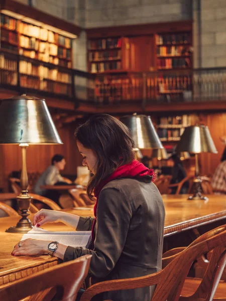 Giovane Donna Che Legge Libro Nella Biblioteca New York — Foto Stock