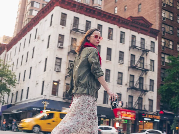 Menina Atraente Com Uma Câmera Retro Rua Nova York — Fotografia de Stock