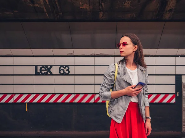 Menina Atraente Com Telefone Uma Estação Metrô Nova York — Fotografia de Stock