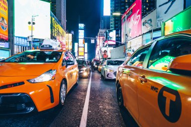 Times Meydanı'nda Manhattan'ın sarı taksileri