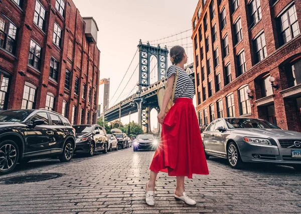 Chica Joven Con Una Falda Roja Calle Manhattan —  Fotos de Stock