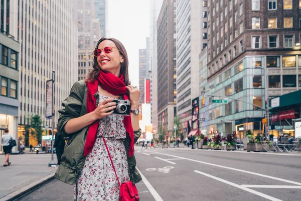 Menina Feliz Com Uma Câmera Retro Rua Nova York — Fotografia de Stock