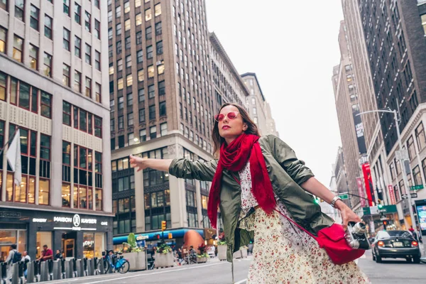 매력적인 여자는 뉴욕에서 거리에 택시를 — 스톡 사진