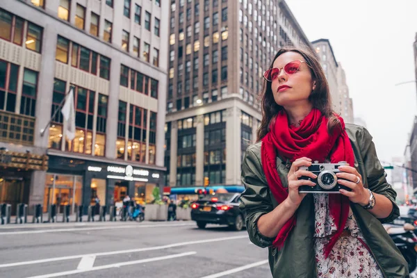 Junge Frau Mit Retro Kamera New York City — Stockfoto