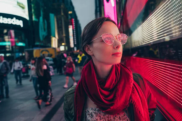 Muchacha Atractiva Junto Pared Luz Ciudad Nueva York —  Fotos de Stock