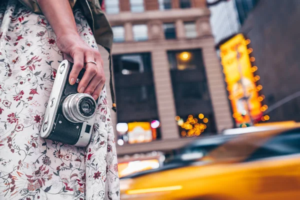 Mão Feminina Com Uma Câmera Retro Manhattan Nova York — Fotografia de Stock