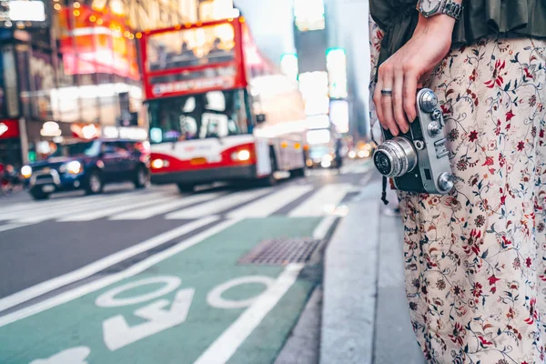 Giovane Ragazza Con Una Fotocamera Retrò Manhattan Vicino — Foto Stock