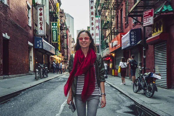 Lächelndes Mädchen Chinatown New York — Stockfoto