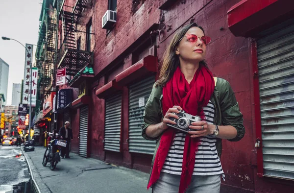 Menina Atraente Com Uma Câmera Retro Chinatown Nova York — Fotografia de Stock