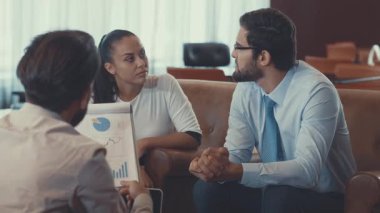 İş adamları coworking içinde