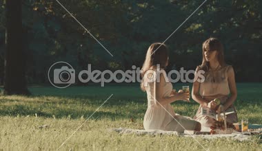 genç kadınlar tatilde