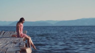 Çekici kız bir iskele üzerinde