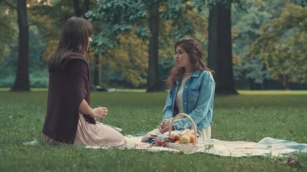 Giovani Ragazze Picnic — Video Stock