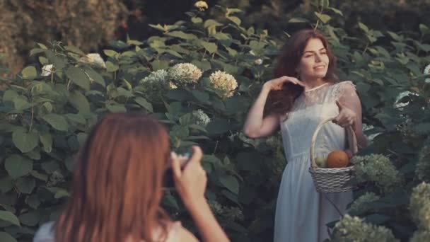 Jovens Sorridentes Livre — Vídeo de Stock